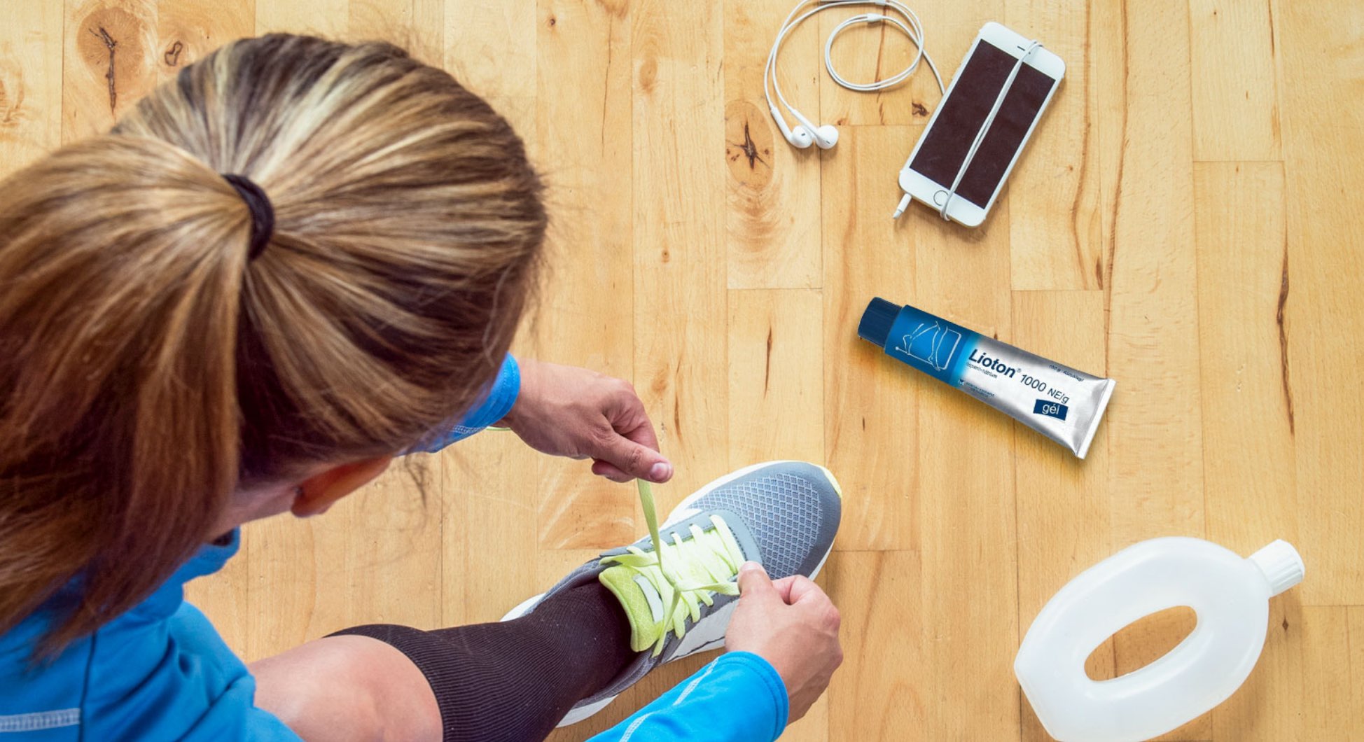 Sfaturi pentru a preveni durerile de picioare, umflăturile, vânătăile după sport și accidentările sportive, reprezentate de o femeie care se întinde