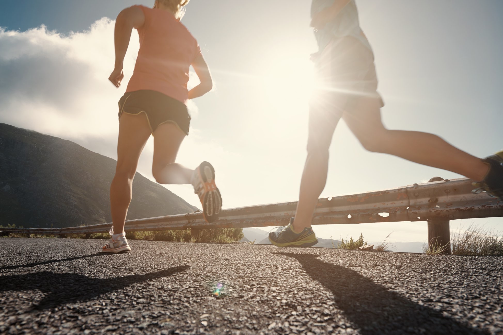 Două persoane aleargă și fac exerciții fizice, care pot ajuta la prevenirea durerilor de picioare cauzate de insuficiența venoasă cronică