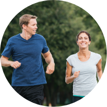 Lioton 1000® pentru sport, un cuplu aleargă împreună într-un parc.