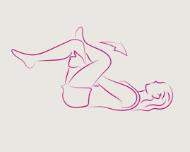 Женщина лежит на спине, выполняя растяжение бедра и ягодицы.