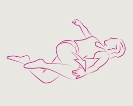 Женщина лежит на полу с одной ногой над другой, выполняя скручивание позвоночника.