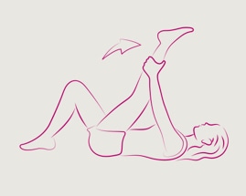 Женщина лежит на спине, обхватив руками свою левую лодыжку, выполняет растяжение подколенного сухожилия