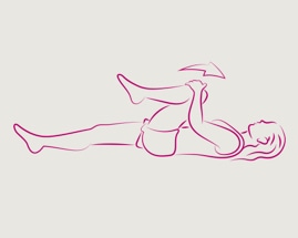 Женщина лежит на спине, выполняя растяжение колено к груди.